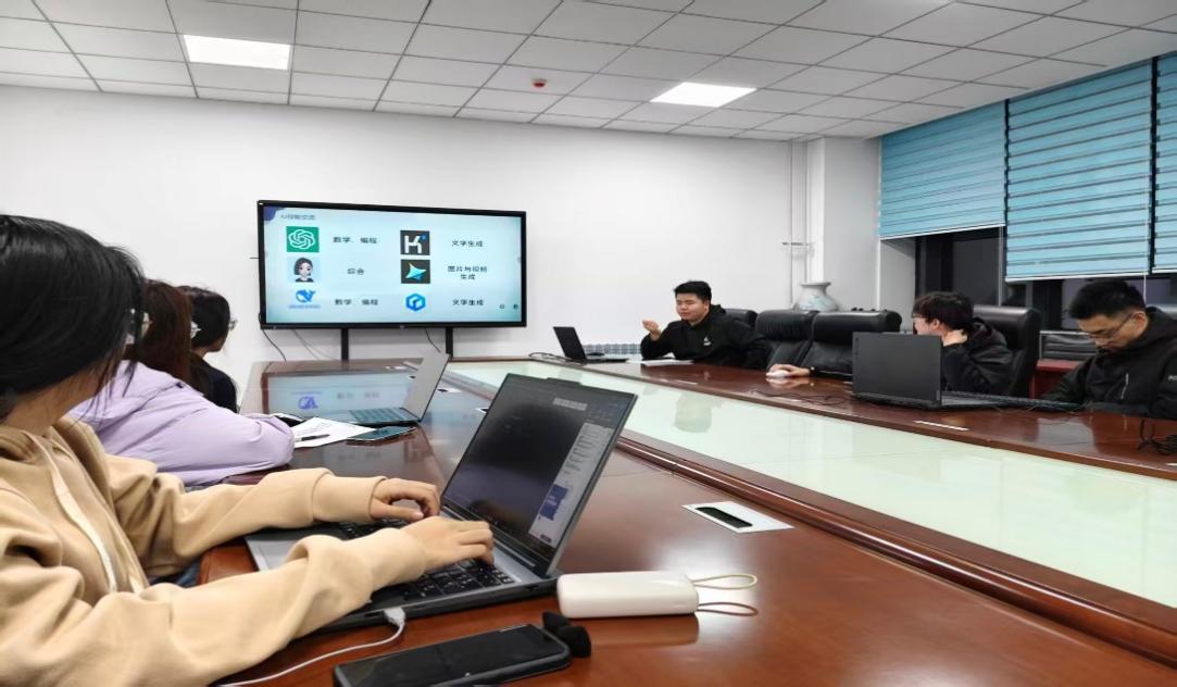 提升数字素养，赋能职业未来——机械工程学院就业委员会开展办公技能与AI应用专项培训